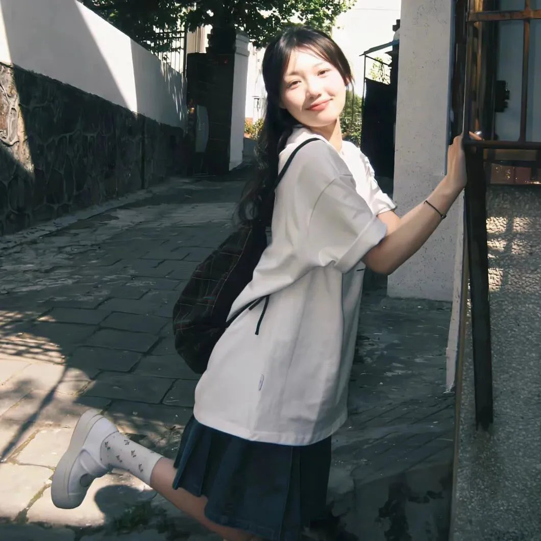 背背篓的网球少年